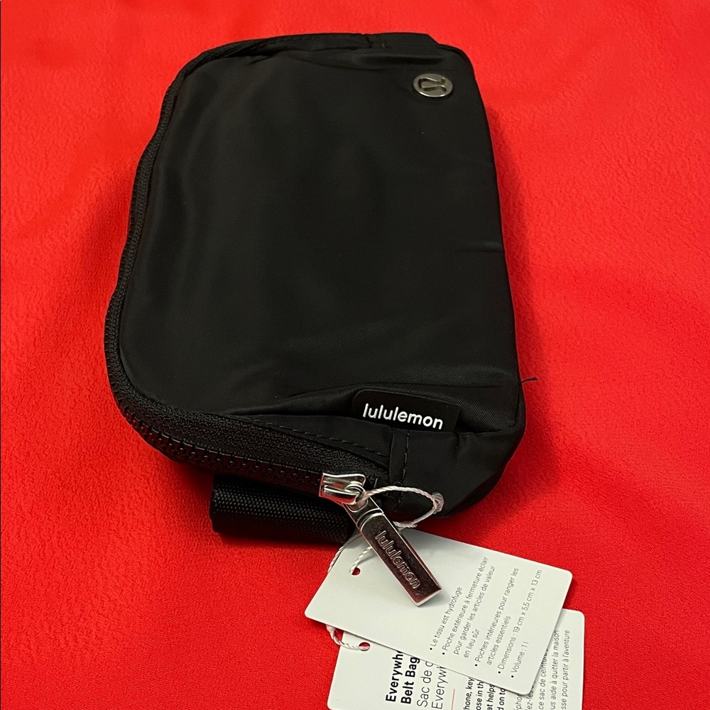 lululemon- Everywhere Belt/Crossbody Bag - Picture 3 of 8